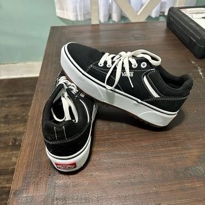 Vans. Platform. Black.